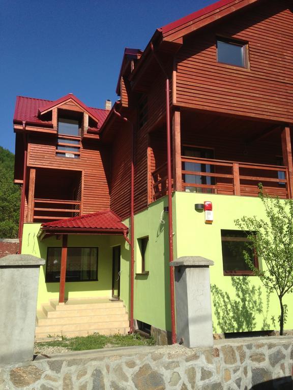 מלון Dorf Haus Văliug מראה חיצוני תמונה